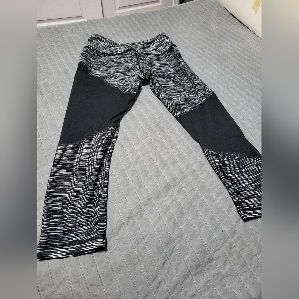 Black and white patterend workout capri pants
